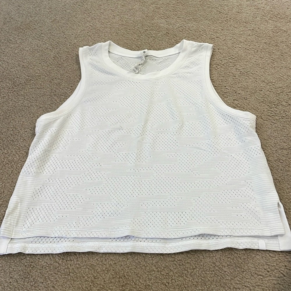 Lululemon cropped tank top white camo pattern size 6